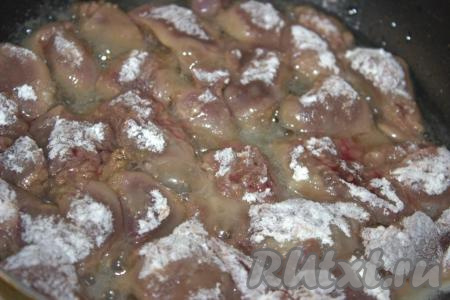 В сковороде разогреть растительное масло, выложить куриную печень, обваленную в муке, в один слой и обжарить на среднем огне по 5-7 минут с каждой стороны. За это время печёнка будет готова. Готовность печени можно проверить, проткнув её ножом, - из готовой печени должен выделяться прозрачный сок. Немного посолить обжаренную куриную печень. Если вся печень не уместилась на сковороде в один слой, пожарьте её в несколько этапов. Всю куриную печень, обжаренную до готовности, выложить в сковороду с толстым дном.