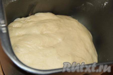 Если замес теста делать руками, то соединить тёплое молоко и дрожжи, оставить в тепле на 10 минут. Затем добавить сахар, соль, не горячее растопленное сливочное масло и муку. Замесить руками нежное тесто и оставить его на 1,5 часа в тепле для подхода. Тесто увеличится в два раза.