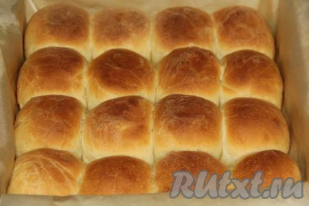 Выпекать пирог из булочек в разогретой духовке минут 35 при температуре 200 градусов. Выпечка хорошо поднимется и покроется золотистой корочкой.