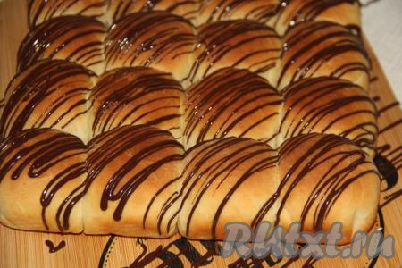 Сделать на поверхности пирога решётку из тёмного шоколада.