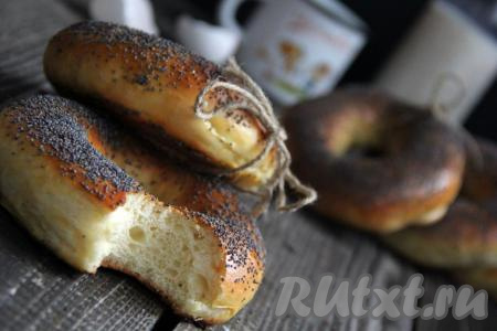 Подать очень вкусные и воздушные бублики с маком в тёплом виде, я предпочитаю их кушать с молочком.