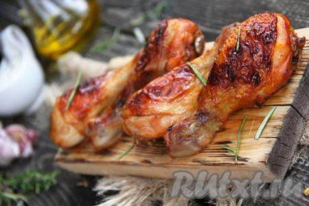 Благодаря маринаду с соевым соусом, томатной пастой и майонезом, куриные ножки в процессе запекания приобретают аппетитную корочку, получаются сочными и очень вкусными.