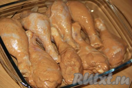 Куриные ножки в маринаде выложить в жаропрочную форму, поставить в разогретую духовку и запекать минут 45 при температуре 220 градусов.