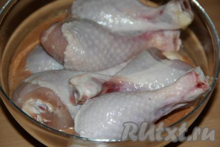 Вымытые и обсушенные куриные ножки поместить в маринад. 