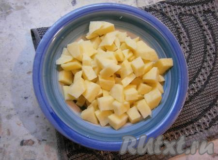 Картофель очистить и нарезать небольшими кубиками.