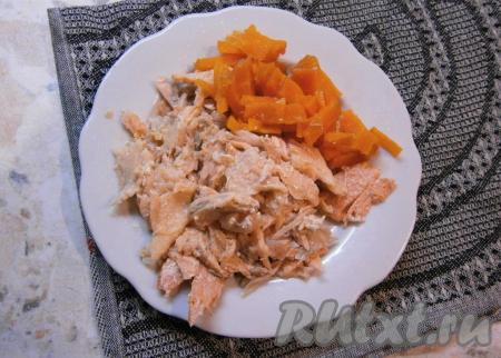 Когда хребет остынет, тщательно снять с него мясо, удалив все кости. Кружочки варёной моркови нарезать кусочками.