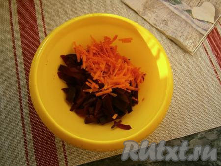 Предварительно отварить куриное филе в подсоленной воде в течение 30 минут, остудить его. Свеклу отварить до готовности (в течение минут 50), а затем остудить и очистить. Свеклу нарезать брусочками, добавить очищенную и натёртую на крупной тёрке сырую морковь.
