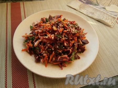Выложить салатик горкой на тарелку и посыпать кунжутом.