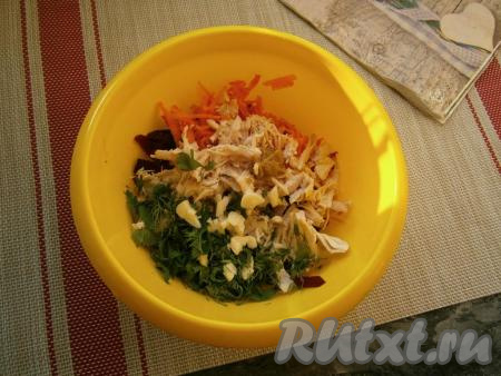 Также добавить измельчённый чеснок и готовую горчицу.