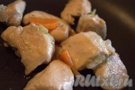 К обжаренным луку и моркови добавить замаринованные в соевом соусе кусочки куриного филе и обжарить мясо с овощами, помешивая, до полной готовности куриного филе (примерно, 10 минут).