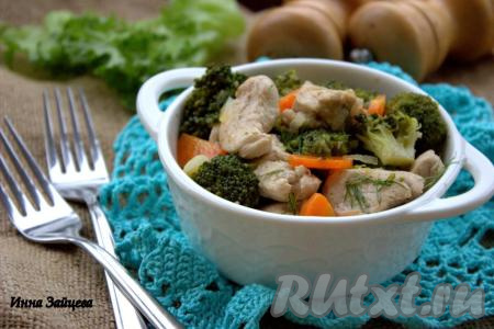 Брокколи с куриной грудкой на сковороде