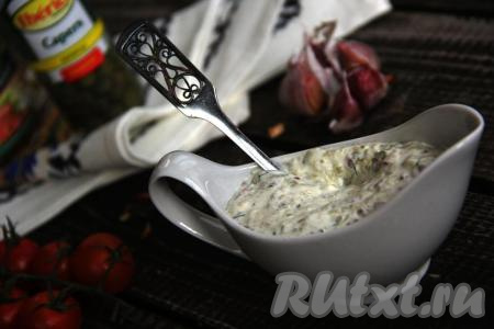 Очень вкусный, нежный соус можно сразу подать к столу в качестве дополнения к мясу, рыбе, картофелю фри или другим блюдам. Хранить этот соус можно в ёмкости под закрытой крышкой не более 2 суток. Приготовьте соус "Тартар" с солёными огурцами и чесноком по этому рецепту и оцените его насыщенный вкус!