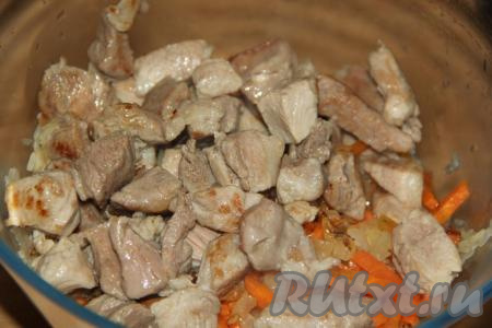 Добавить к рису лук с морковью и кусочки свинины.