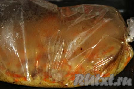 Поставить противень с рукавом для запекания в разогретую духовку и готовить плов, примерно, 45 минут при температуре 180 градусов. 