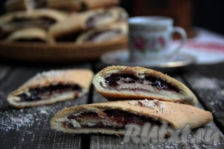 Домашнее песочное печенье с вареньем полностью остудить. Вот так просто можно на скорую руку приготовить к чаю или кофе замечательную выпечку. Очень вкусное, нежное печенье с вареньем, приготовленное из теста, замешанного на сметане, понравится и деткам, и взрослым.