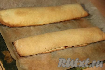 Выпекать рулеты в разогретой духовке при температуре  180 градусов, примерно, 20 минут (до лёгкого золотистого цвета).