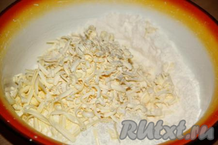 В миску всыпать 300 грамм муки и сливочное масло, натёртое на крупной тёрке (можно добавить кусочки масла).