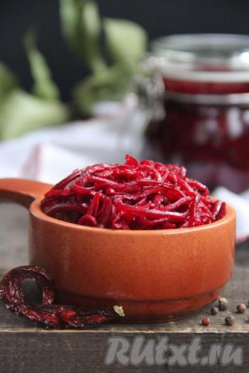 На следующий день вкусная, в меру острая маринованная свекла по-корейски будет готова. Эта яркая закуска станет прекрасным дополнением ко многим блюдам!