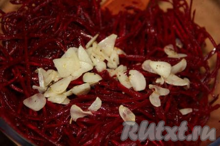 Влить горячее масло с чесноком в миску со свеклой.