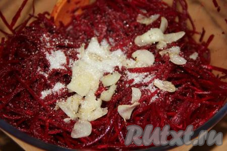 Добавить сахар и 0,5 чайной ложки соли, перемешать.