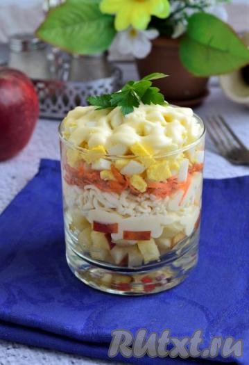 Салат с плавленным сыром и яблоком