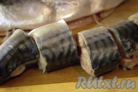 Нарезать подготовленную скумбрию на порционные кусочки.