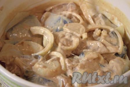 Тщательно перемешать, чтобы каждый кусочек скумбрии был покрыт смесью из майонеза и кетчупа.
