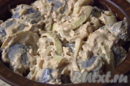 Выложить кусочки скумбрии в смеси кетчупа и майонеза, а также лук в жаропрочную форму и поставить в разогретую до 180 градусов духовку на 20-25 минут (до образования румяной корочки).