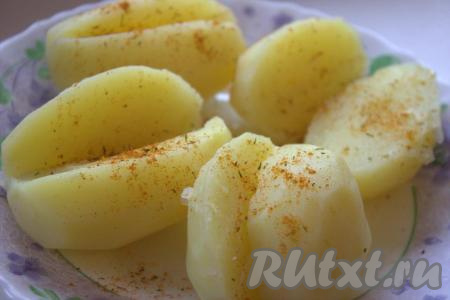 Готовый картофель слегка остудить, сделать продольный надрез (не до конца), посолить и приправить специями по вкусу.