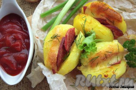 Картофель с сыром и колбасой в духовке