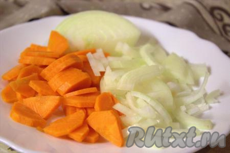 Очистить морковь и лук. Морковку нарезать полукольцами (по желанию, можно натереть на крупной тёрке), нарезать лук четверть кольцами.
