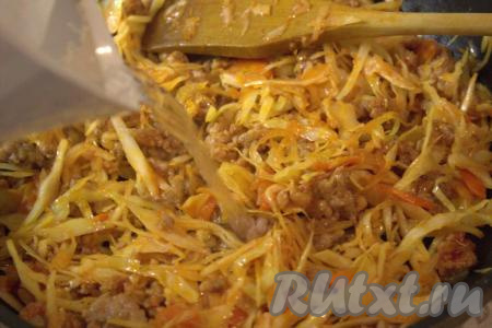 Влить воду, добавить лавровый лист, закрыть сковороду крышкой и тушить капусту с фаршем, томатной пастой и овощами на медленном огне 25-30 минут (до мягкости капусты), иногда перемешивая. Если готовите блюдо из молодой капусты, время её тушения уменьшится. Если в конце приготовления будет слишком много воды, тогда необходимо снять крышку и тушить капусту ещё несколько минут на среднем огне.