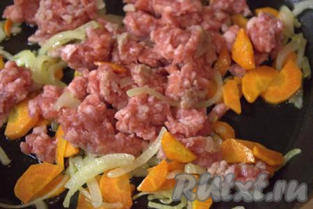 По прошествии времени в сковороду с овощами выложить фарш и обжаривать его минут 5, помешивая и разбивая комочки.