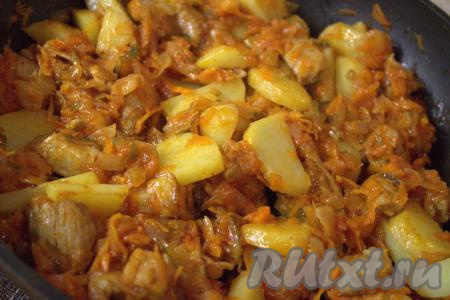 Обжаренную картошку выложить в сковороду к свинине и овощам, перемешать. Если необходимо, посолить и приправить специями по вкусу. Ещё раз перемешать, сковороду накрыть крышкой, уменьшить огонь и тушить азу 10 минут. Выключить огонь и дать блюду настояться под крышкой 10 минут.