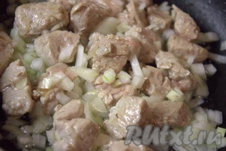 Затем к мясу добавить очищенный и нарезанный на небольшие кубики лук, уменьшить огонь до среднего и обжаривать, помешивая, до прозрачности лука (3-5 минут).