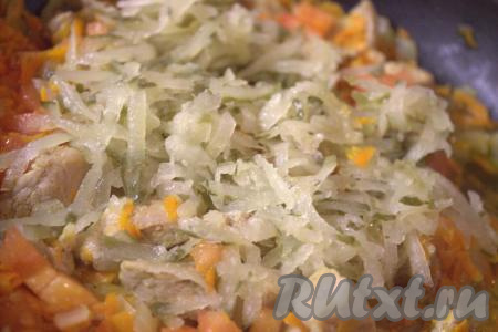 Солёные огурцы натереть на крупной тёрке (или нарезать тонкой соломкой) и выложить в сковороду к мясу, луку, моркови и помидору, перемешать.