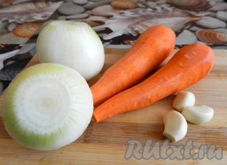 Лук, морковь и чеснок очистить. Лук и морковь нарезать с помощью комбайна или ножом.