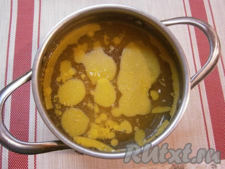 В кастрюлю поместить части курицы (у меня домашняя курочка), влить 2,5 литра воды, поставить на огонь. Когда куриный бульон закипит, снять пену, посолить и варить на медленном огне под прикрытой крышкой около 1 часа 20 минут. Если курица у вас не домашняя, вариться она будет минут 40-45. Если бульон очень жирный, то, по желанию, куриный жир можно убрать, когда бульон холодный - это легко сделать. По прошествии времени варёное куриное мясо достать из бульона, отделить от костей и разделить на кусочки. Позже мясо можно добавить в уже готовый суп или использовать для других целей, например, в качестве основы для салата.