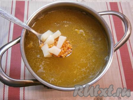 В кипящий куриный бульон добавить картофель и, если нужно, посолить, после закипания уменьшить огонь до минимума. Варить картошку 10 минут, после чего всыпать в кастрюлю красную чечевицу и варить суп ещё 15 минут.