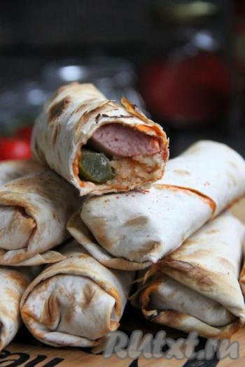 Лаваш, запечённый с сосисками и сыром в духовке, вкусен как в горячем, так и в холодном виде. Такую закуску приготовить совсем несложно, а в результате у вас будет очень сытное и вкусное блюдо!