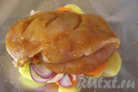 Поверх овощей выложить замаринованное куриное филе.