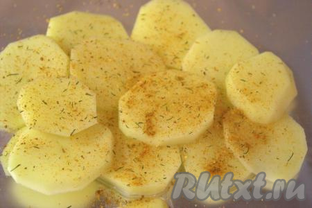 На лист фольги выложить кусочки картофеля, посолить, добавить специи по вкусу.