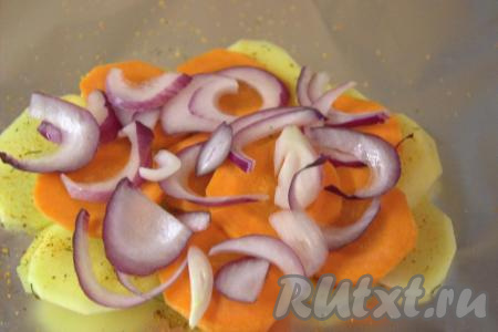 Поверх картофеля разместить морковь и лук.