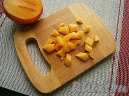 Хурму нарезать небольшими кубиками (или кусочками).