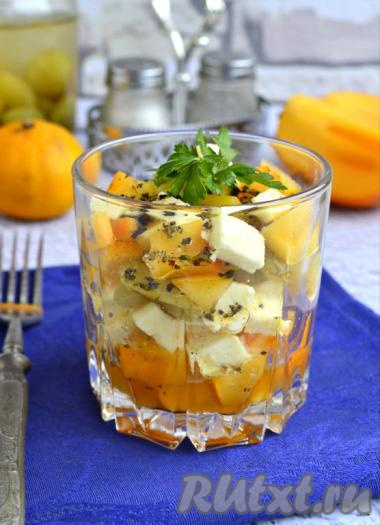 Салат с хурмой, мандарином и сыром