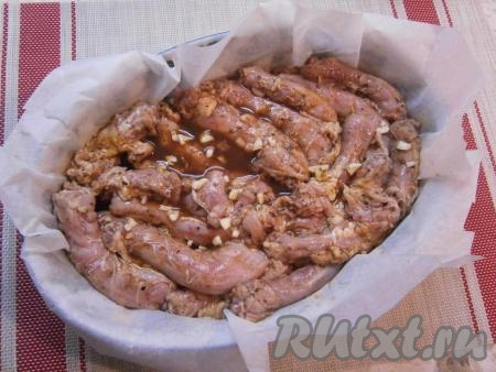 Шейки хорошенько перемешать и оставить мариноваться на 1 час. Затем в подходящую форму для запекания, застеленную пергаментом, выложить куриные шеи в один слой и вылить соевый соус, в котором они мариновались.