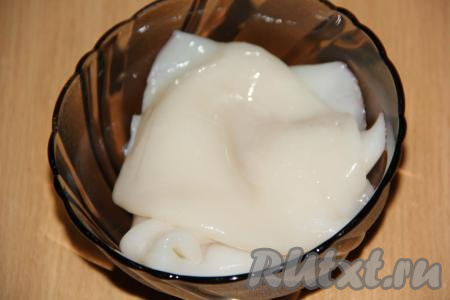Разморозить тушки кальмара при комнатной температуре, затем очистить, удаляя тёмную плёнку и хорду. Я купила уже очищенных кальмаров. 