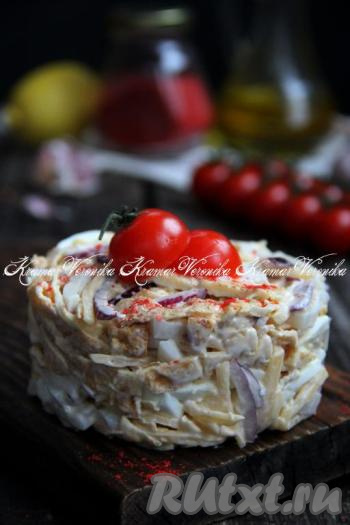 Салат с кальмарами и яичными блинчиками