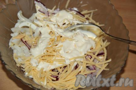 В салат из кальмаров, яиц, лука и яичных блинчиков добавить соль по вкусу, сыр и майонез. 