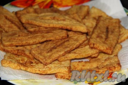Готовый картофельный хворост выложить на бумажное полотенце.